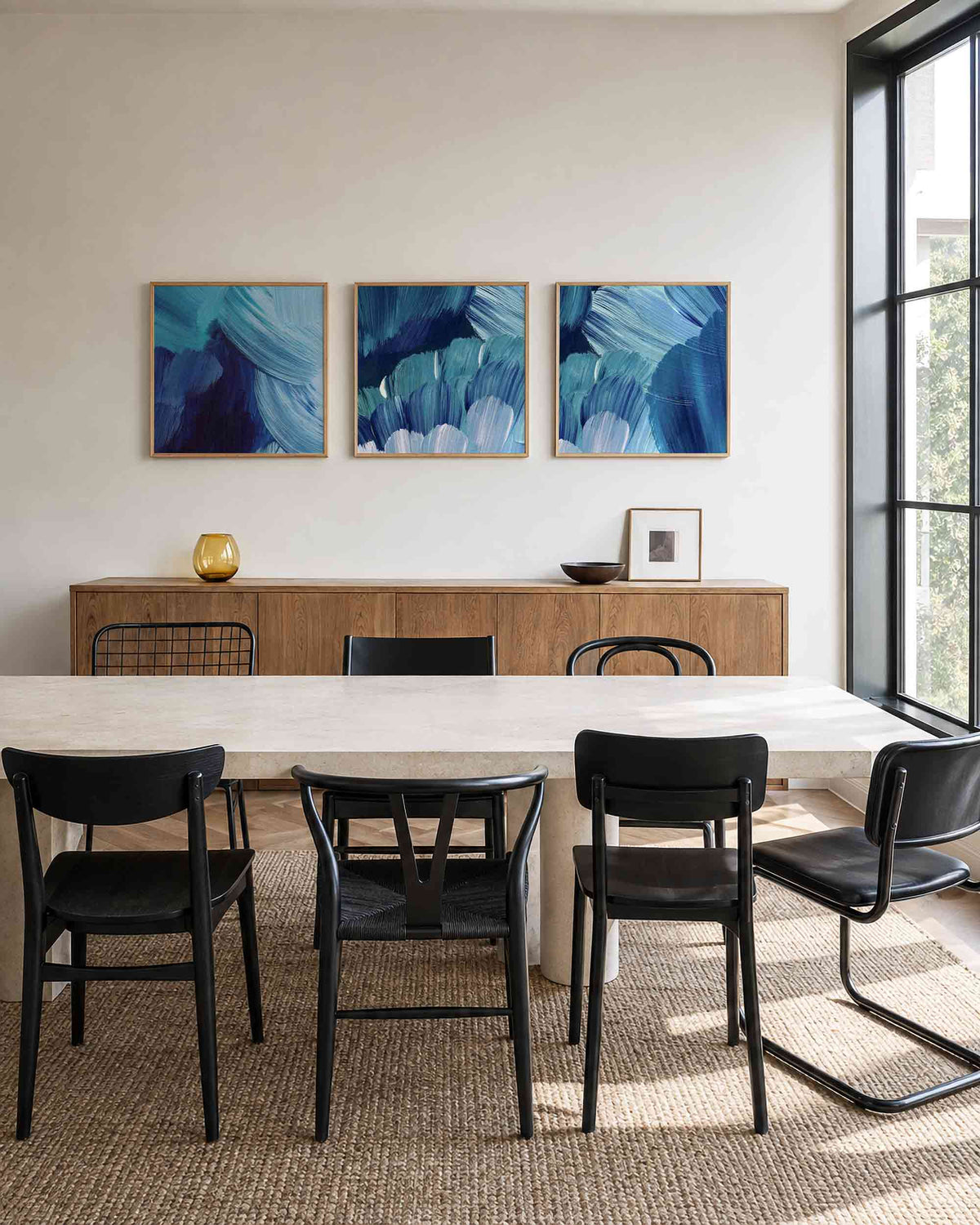 Interieurpresentatie van een driedelige vierkante posterset met blauwe abstracte