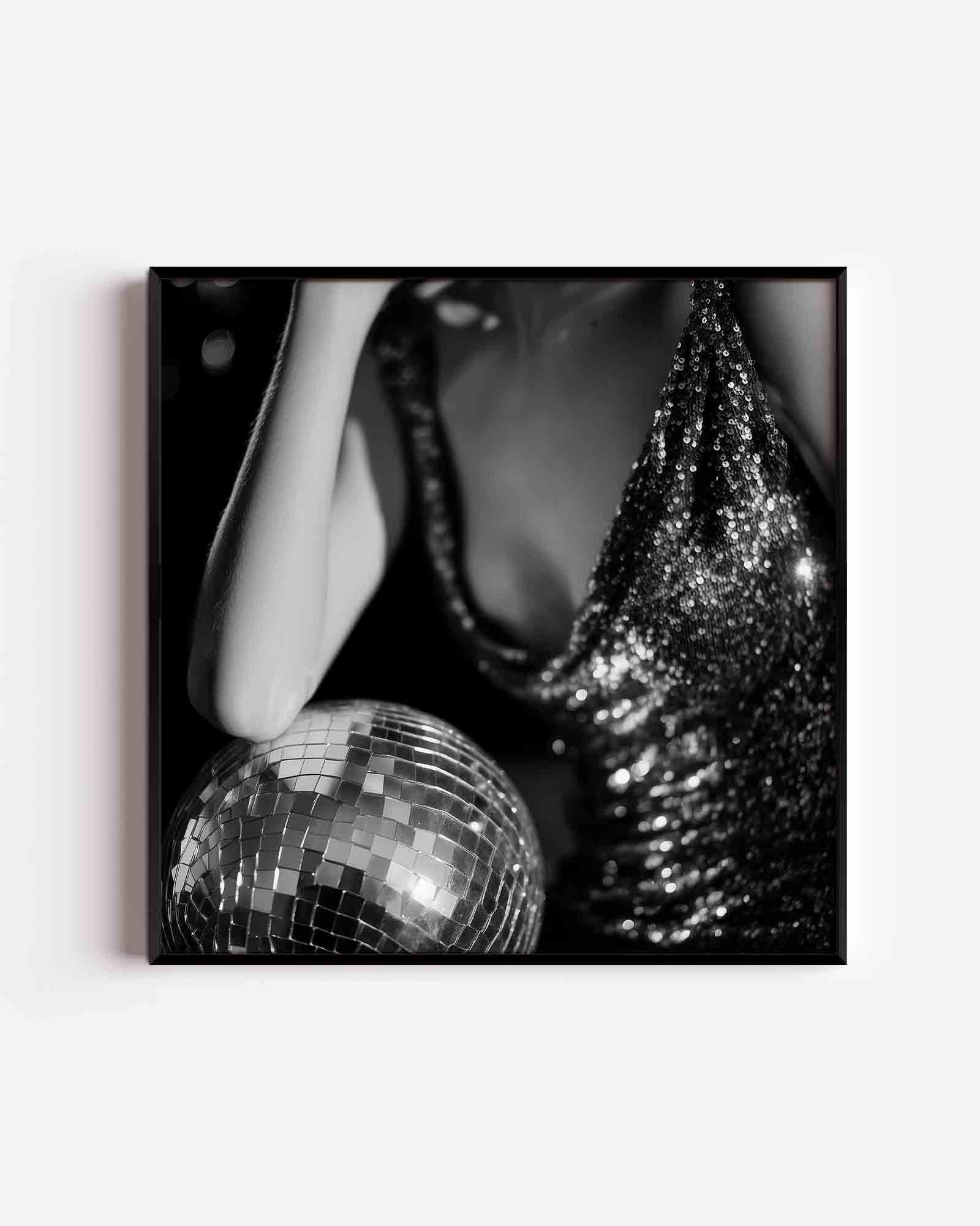 Glinsterende jurk en discobal Poster