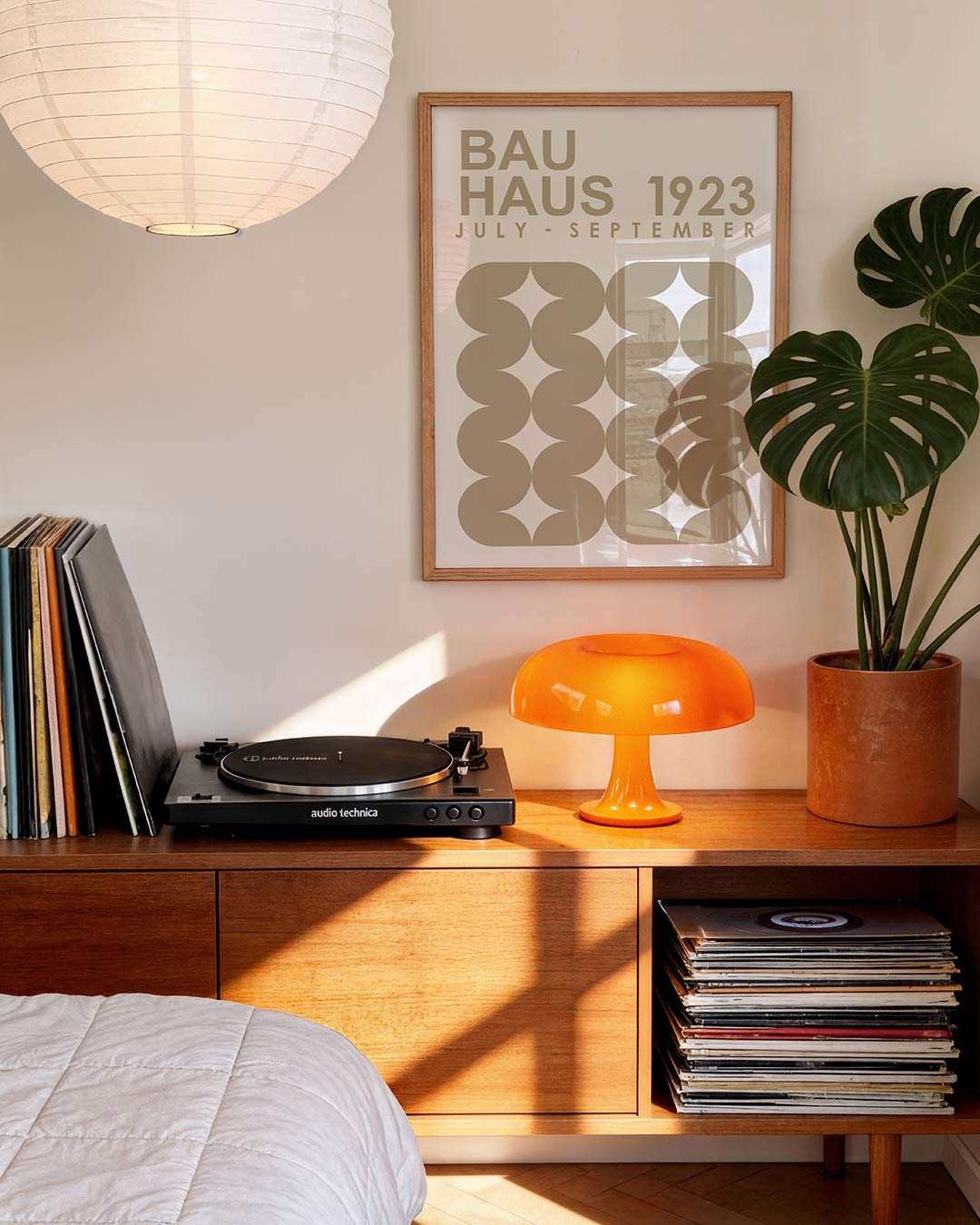 Grafische compositie met tekst en patronen