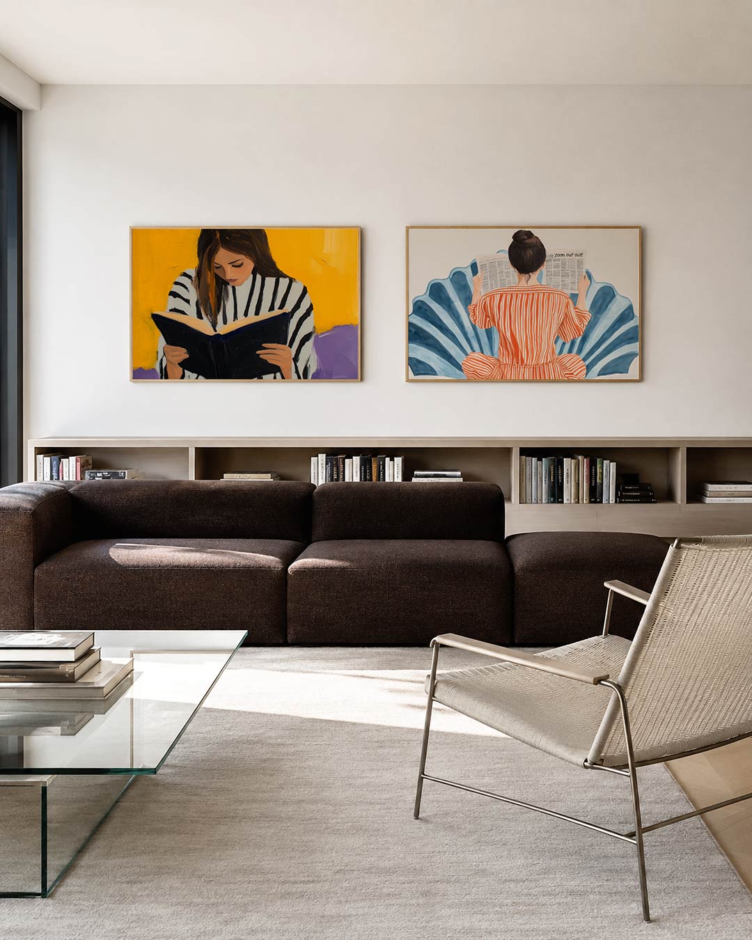 Twee liggende posters met een vrouw met een boek, omgeven door een warme gele achtergrond, aan de muur in een interieur