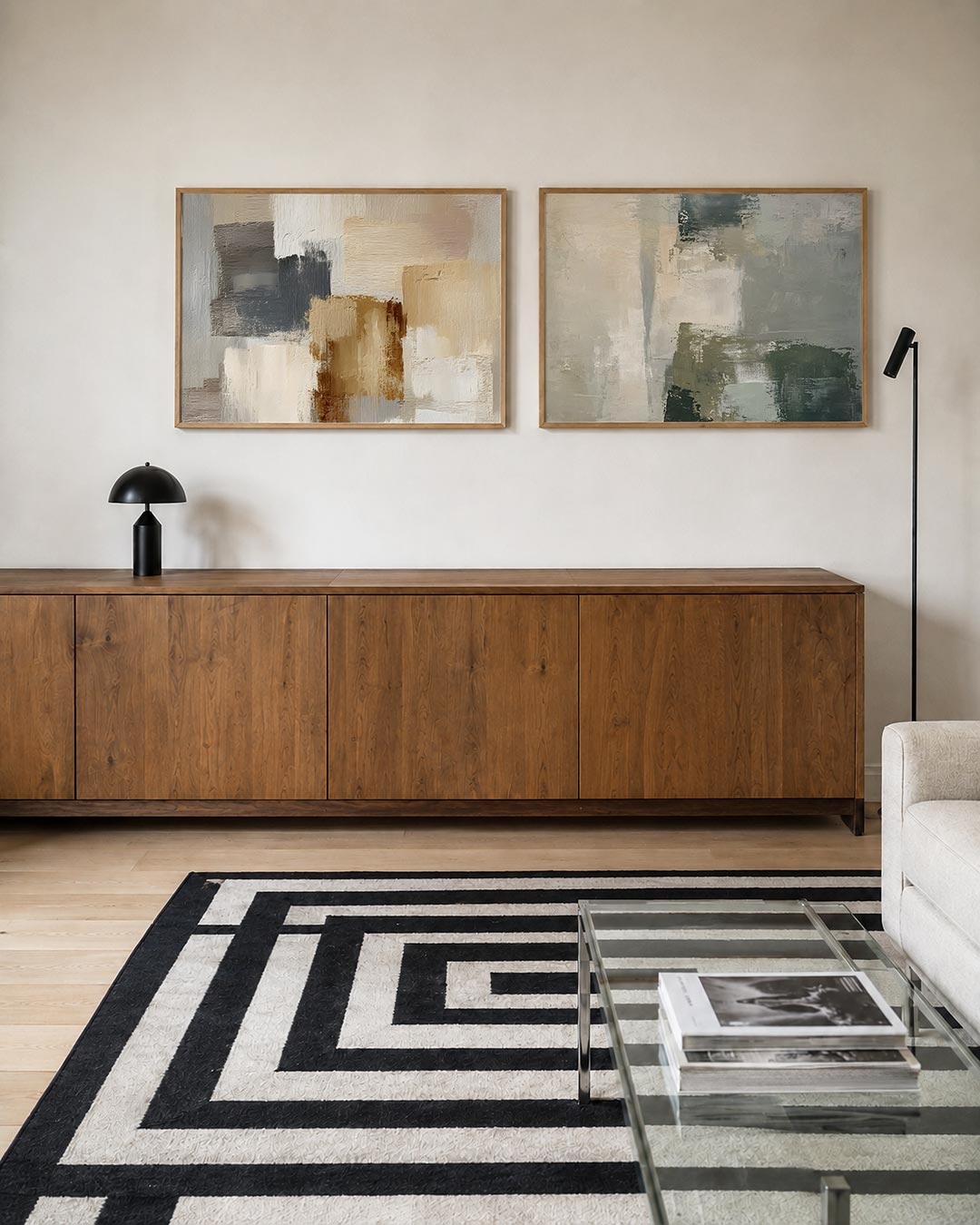 Twee liggende posters met beige, bruin en grijs, aan de muur in een interieur