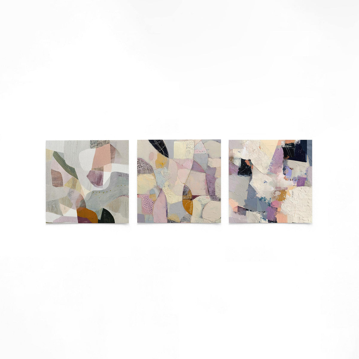 Drie vierkante posters met abstracte vormen op een gebroken witte achtergrond