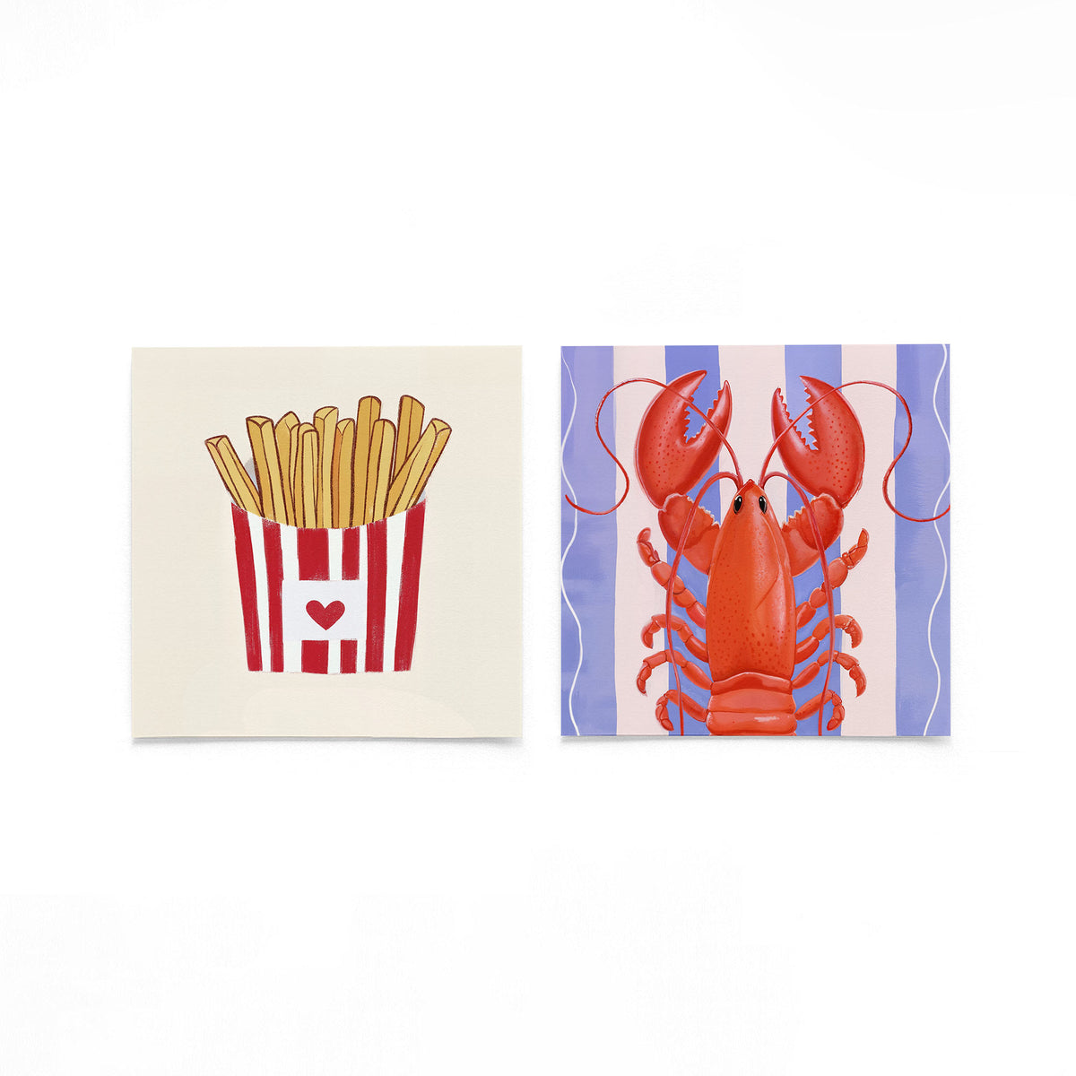 Twee vierkante posters met friet en kreeft op een gebroken witte achtergrond