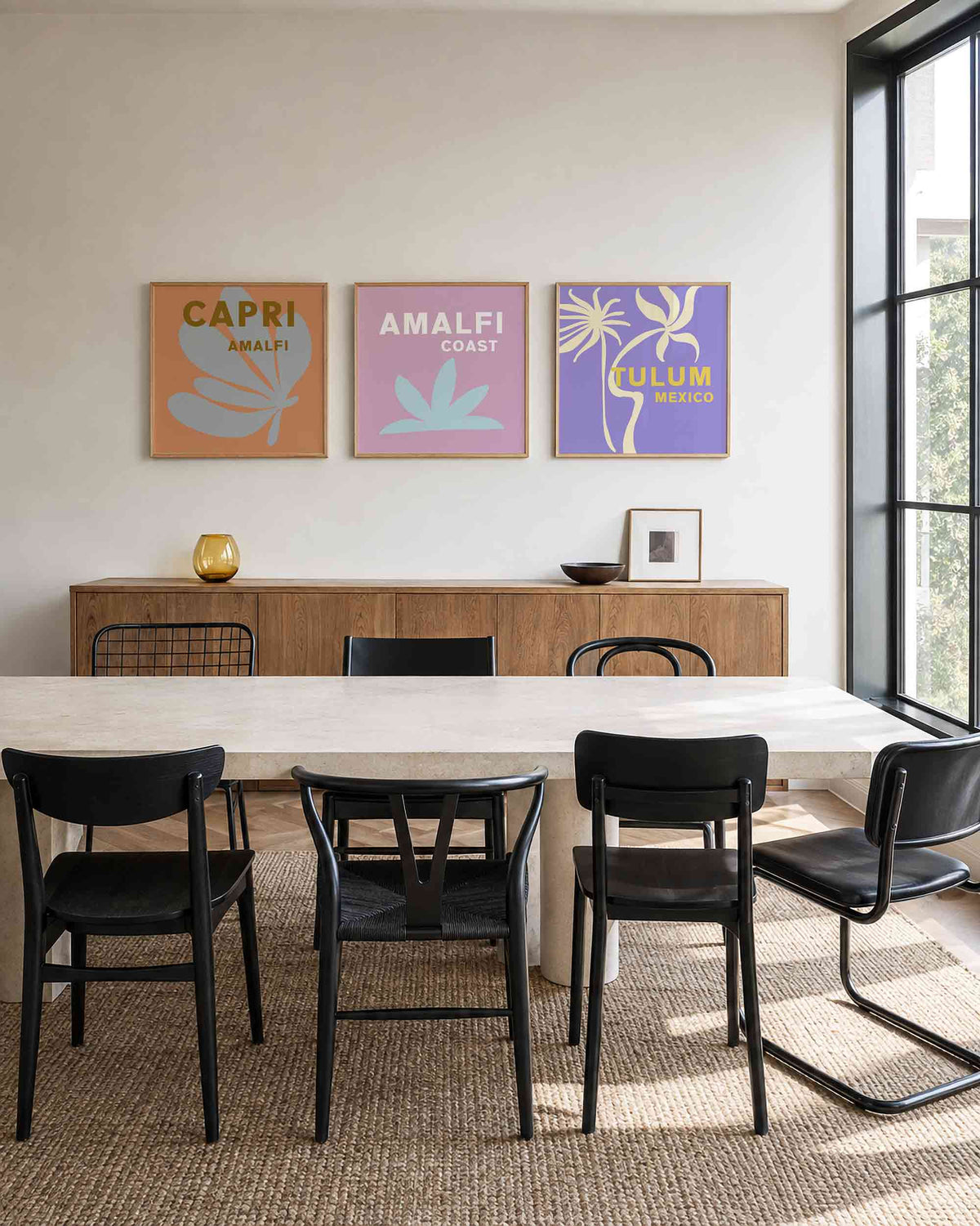 Interieurpresentatie van een driedelige vierkante posterset met amalfi capri tulum