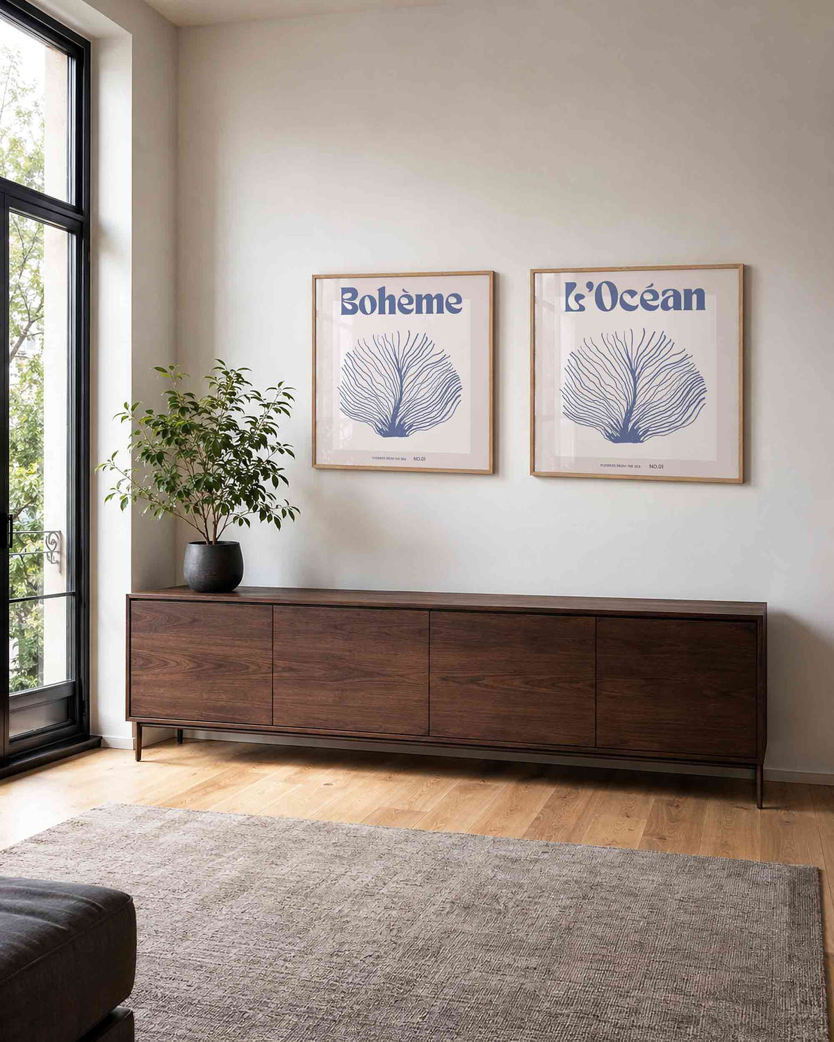 Interieurpresentatie van een tweedelige vierkante posterset met zeeplant en oceaan