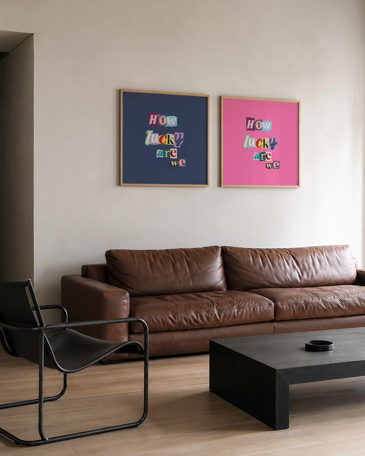 Interieurpresentatie van een tweedelige vierkante posterset met how lucky are we