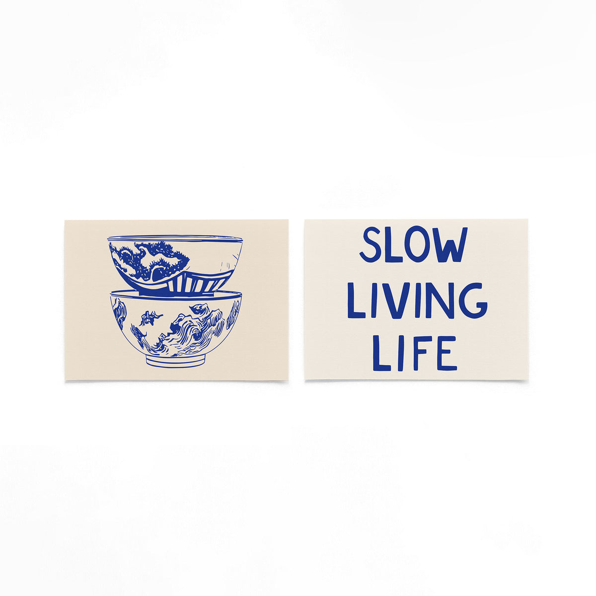 Twee liggende posters met twee kommen vol blauwe patronen op een gebroken witte achtergrond