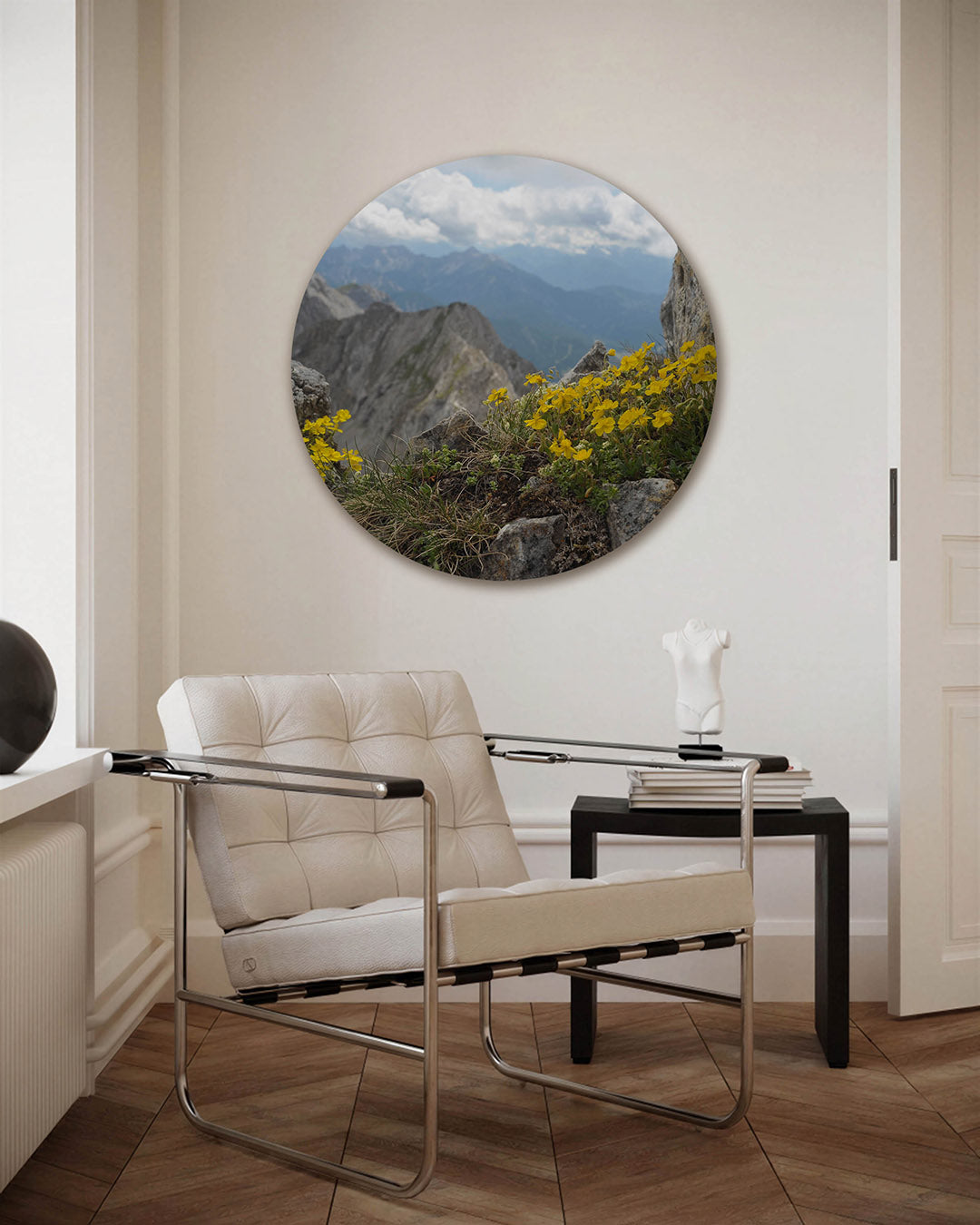 Berglandschap met gele bloemen Muurcirkel