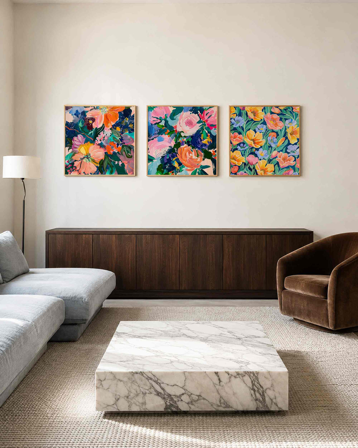 Interieurpresentatie van een driedelige vierkante posterset met kleurrijke bloemen
