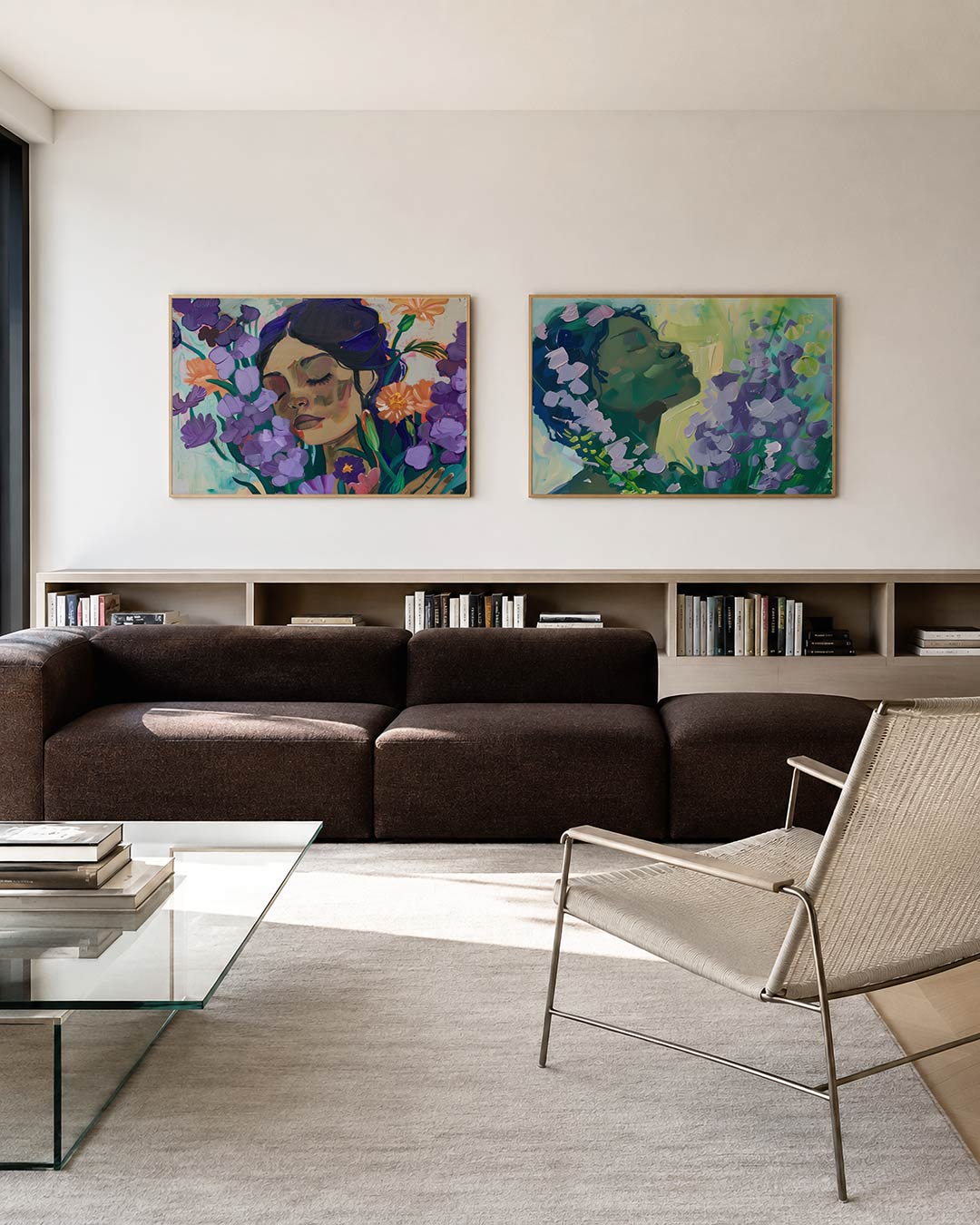 Twee liggende posters met een compositie van een gezicht omringd door paarse en oranje bloemen, aan de muur in een interieur