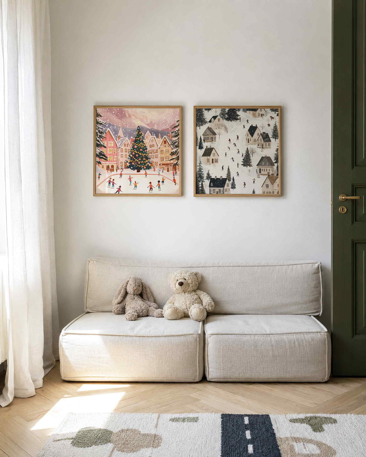Interieurpresentatie van een tweedelige vierkante posterset met winterdorp en skiërs