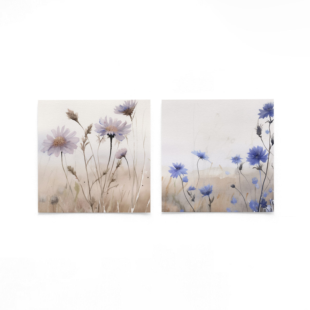 Twee vierkante posters met blauwe korenbloemen op een gebroken witte achtergrond