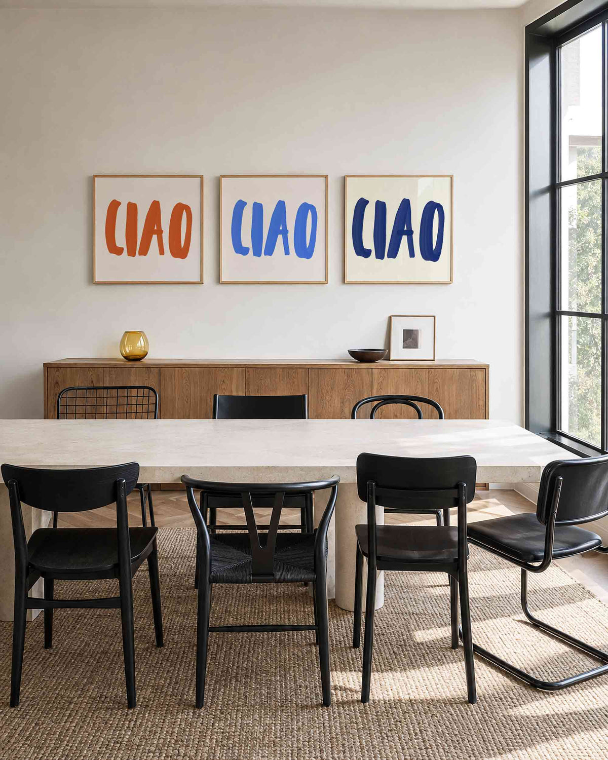 Interieurpresentatie van een driedelige vierkante posterset met ciao kleurtypografie