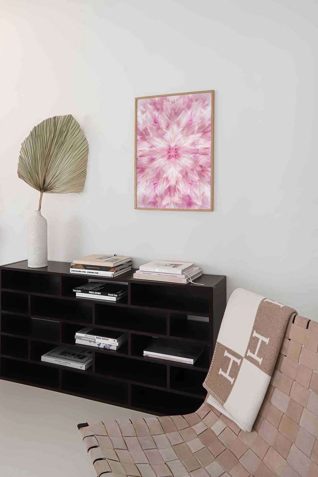 Symmetrische roze bloem Poster