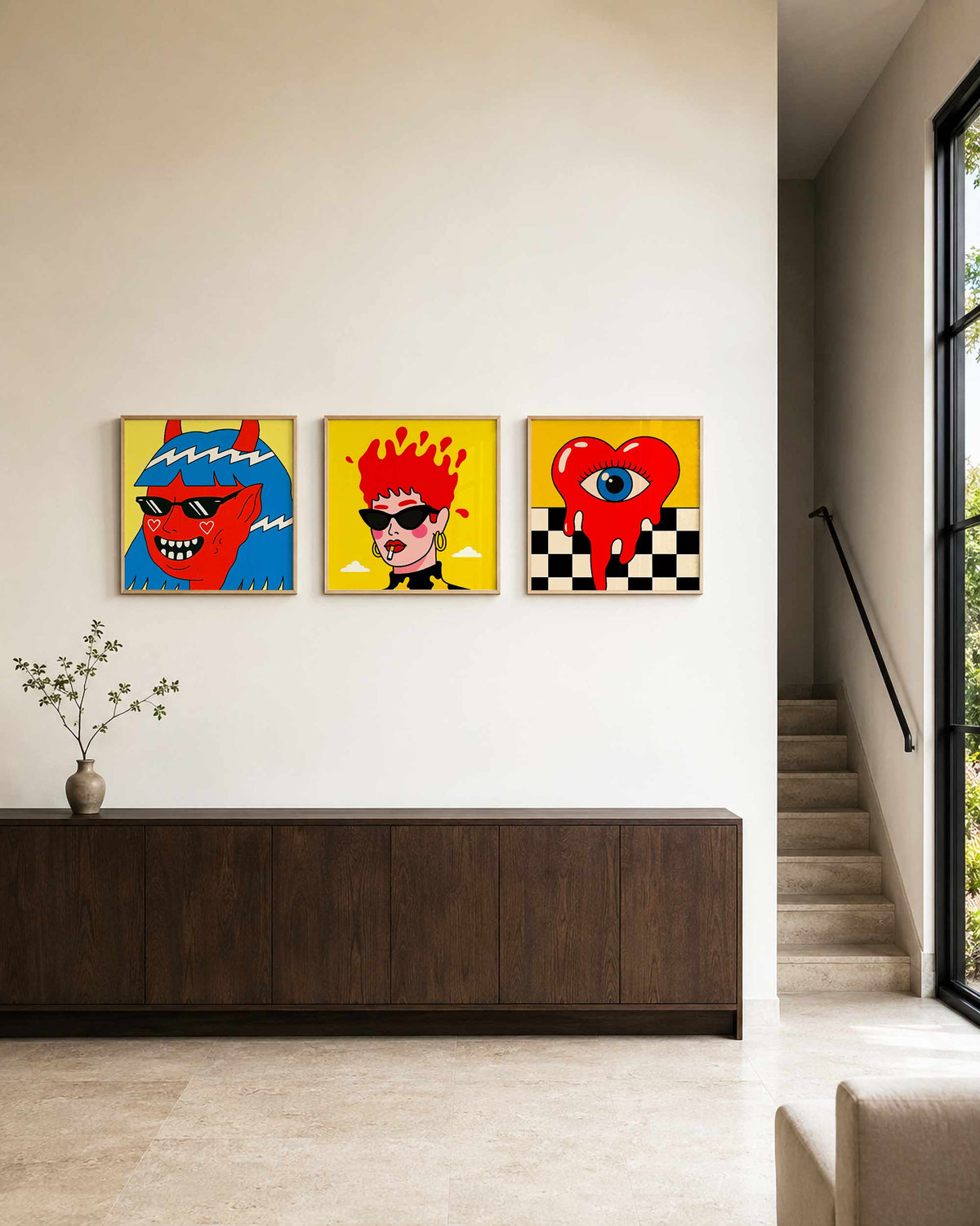 Interieurpresentatie van een driedelige vierkante posterset met popart portretten