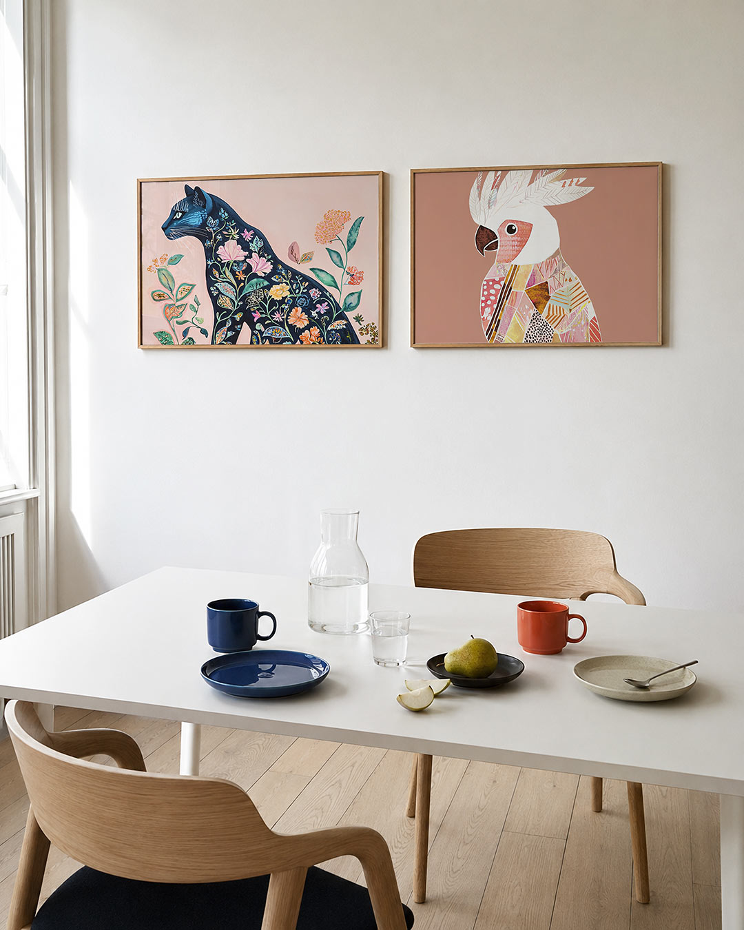 Twee liggende posters met een silhouet van een kat gevuld met kleurrijke bloemen en bladeren, aan de muur in een interieur