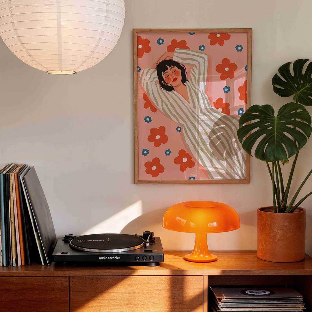 Vrouw in gestreepte jurk Poster