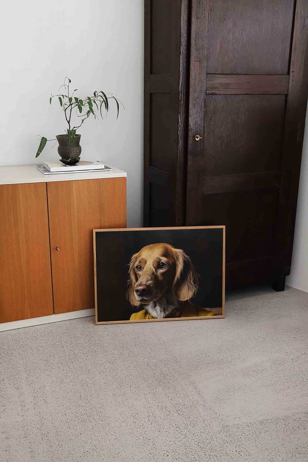 Hond met gele jas Poster