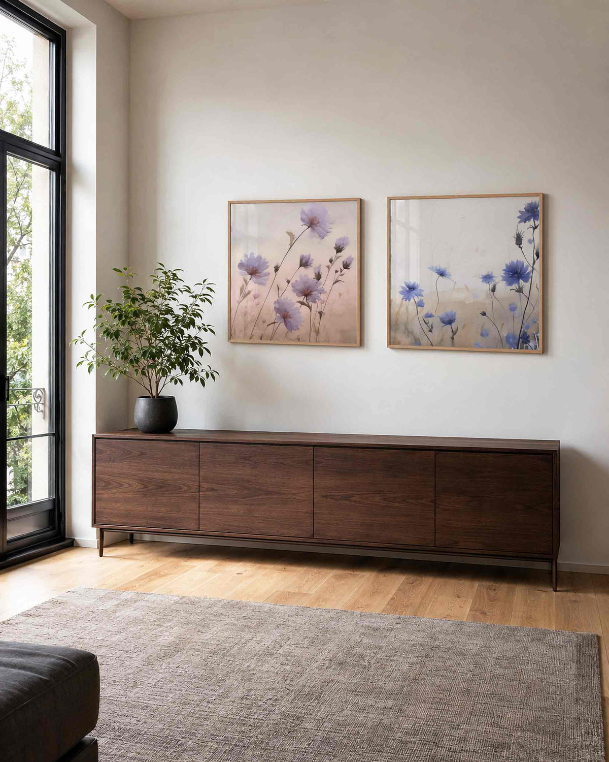 Interieurpresentatie van een tweedelige vierkante posterset met blauwe korenbloemen
