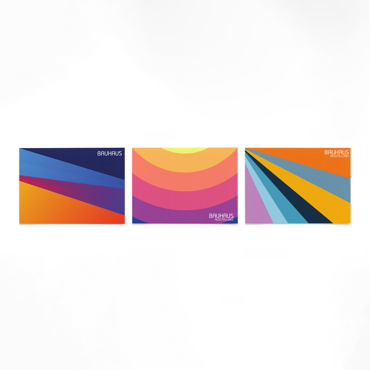 Drie landscape posters met kleurbanen en bogen als vrijstaande productfoto
