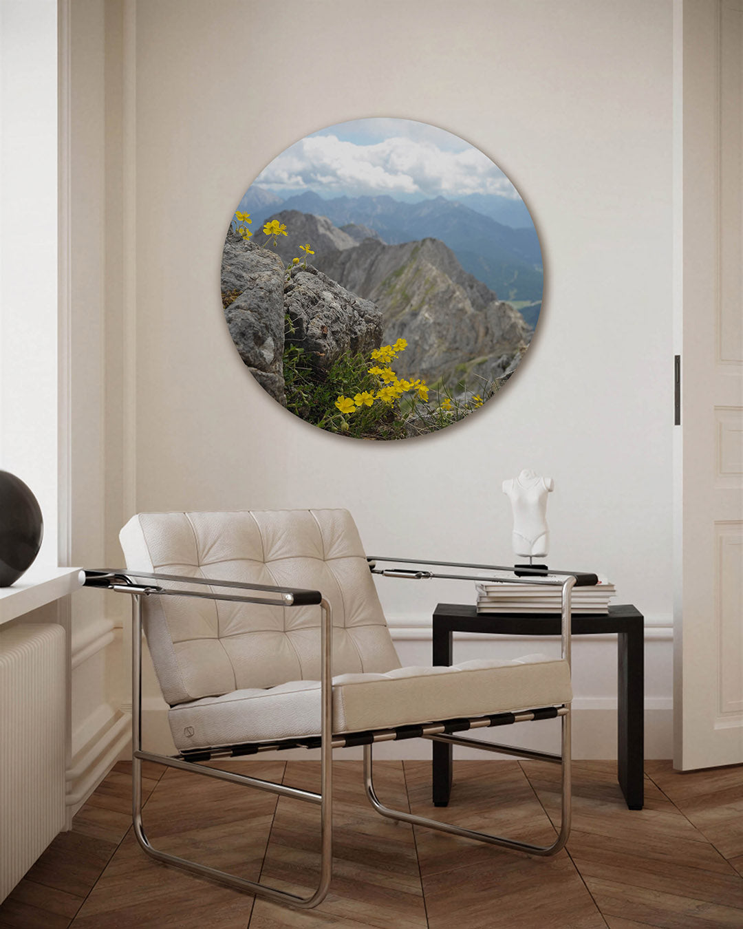 Berglandschap met gele bloemen Muurcirkel