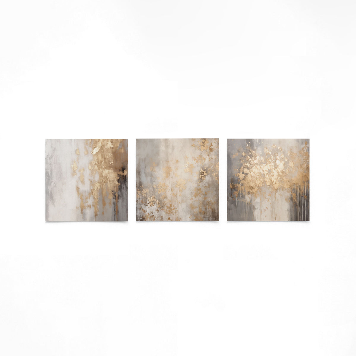 Drie vierkante posters met beige abstracte kunst op een gebroken witte achtergrond