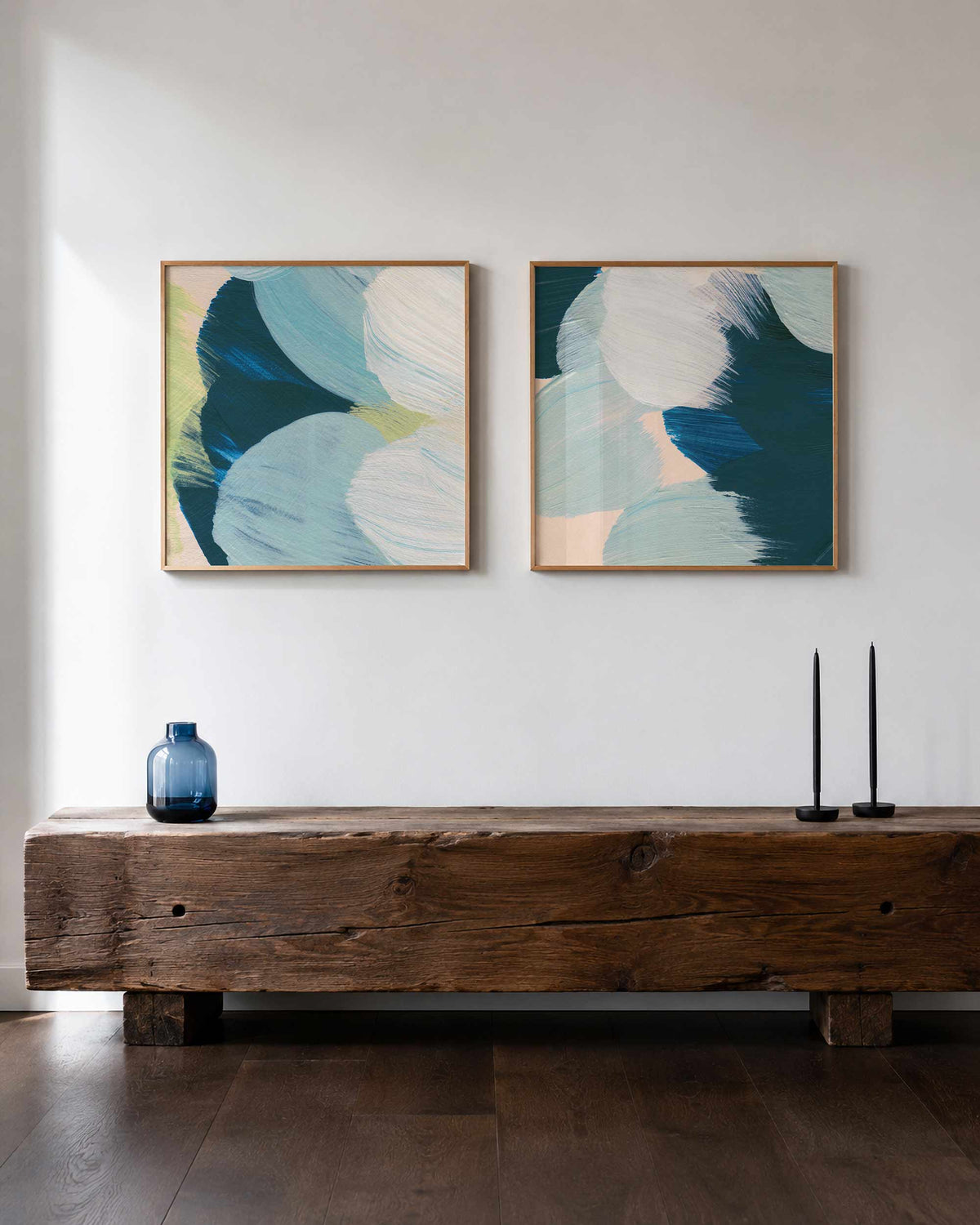 Interieurpresentatie van een tweedelige vierkante posterset met kwaststreken