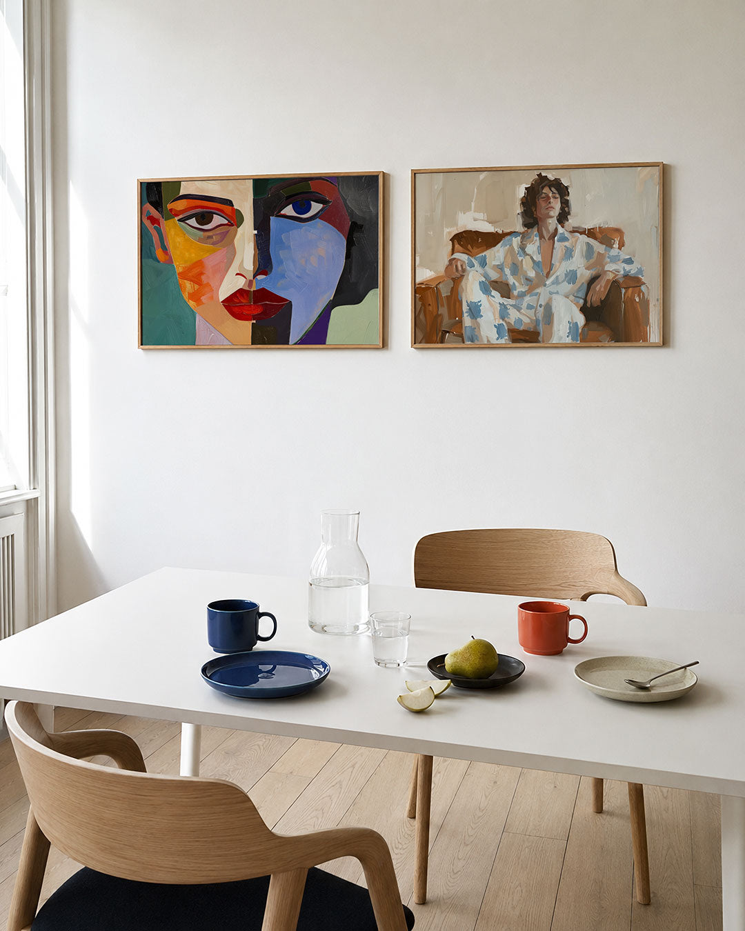 Twee liggende posters met een gezicht verdeeld in twee helften met contrasterende kleuren, aan de muur in een interieur