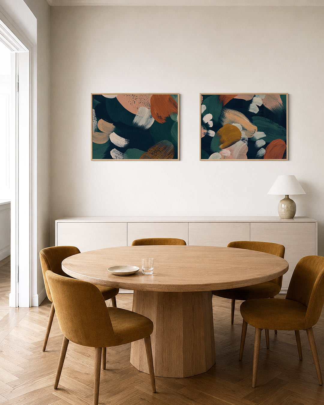 Tweedelige posterset met vloeiende penseelstreken, getoond in een interieur