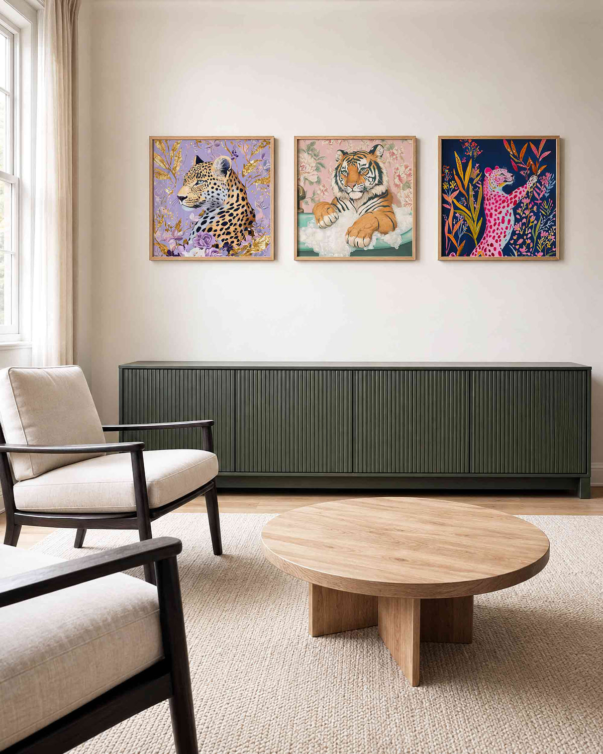 Interieurpresentatie van een driedelige vierkante posterset met grote katten