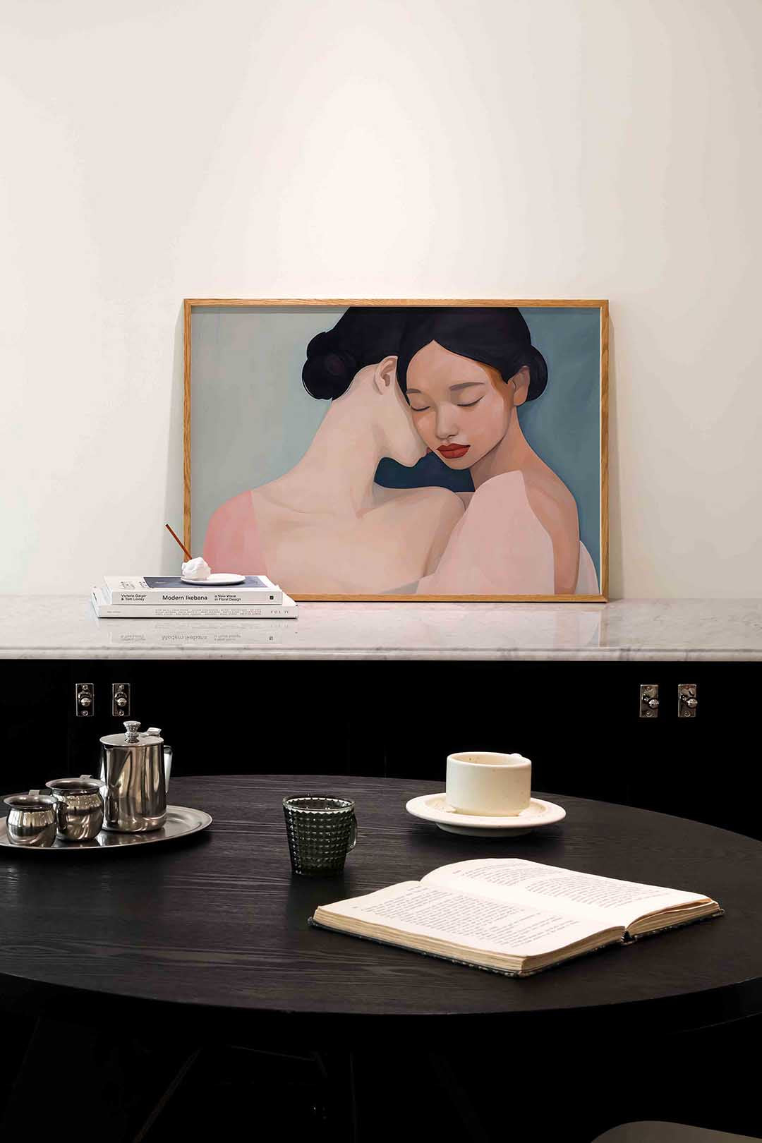 Twee vrouwen in omhelzing Poster
