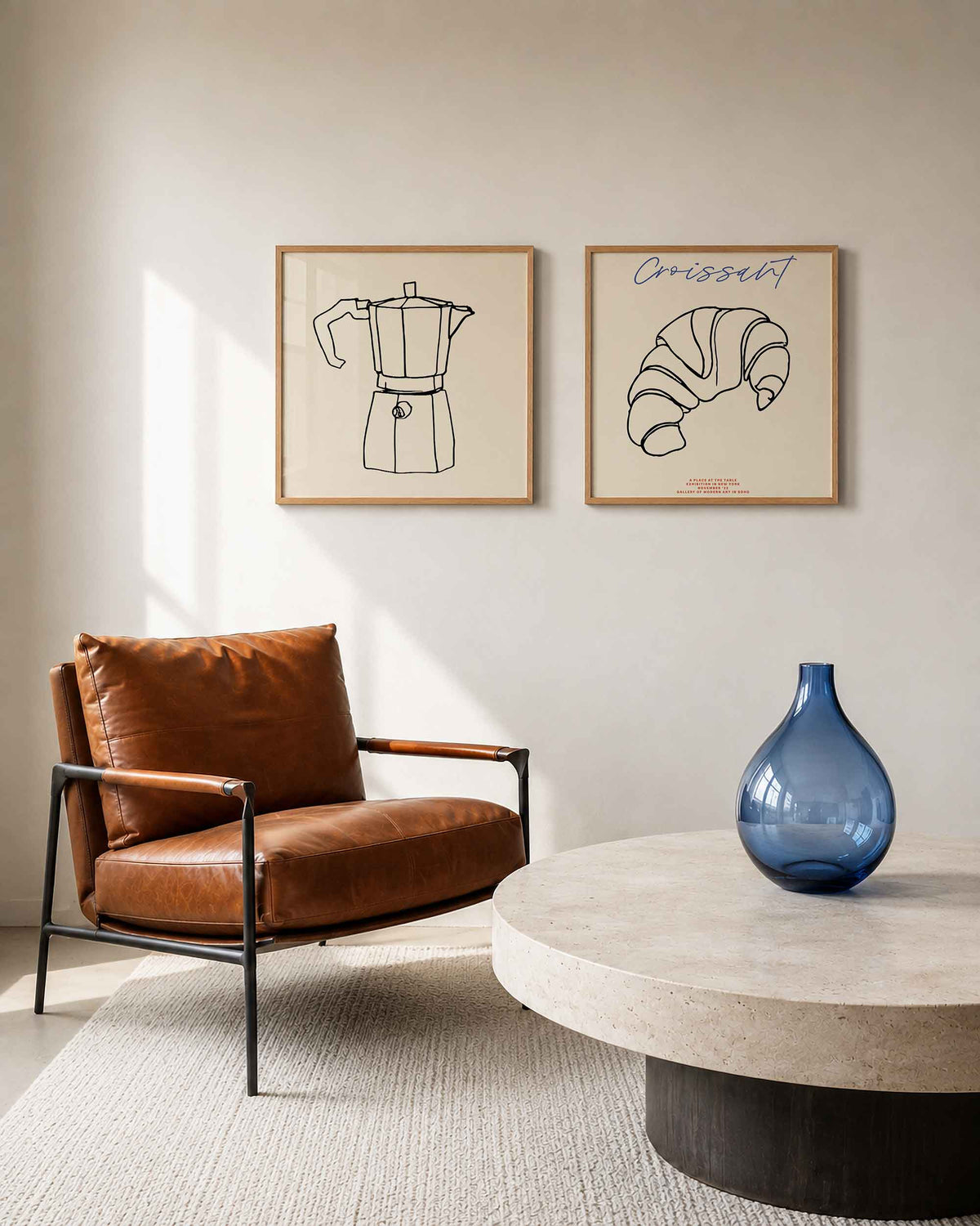 Interieurpresentatie van een tweedelige vierkante posterset met espressopot en croissant