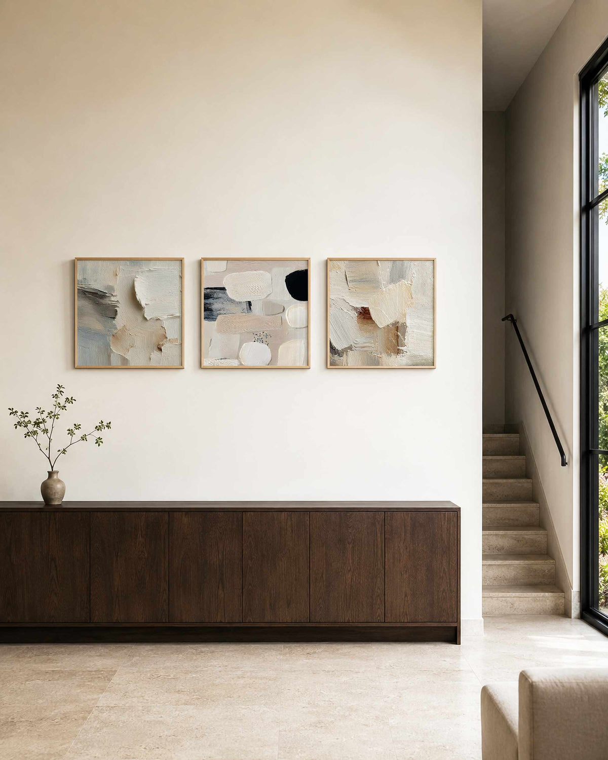 Interieurpresentatie van een driedelige vierkante posterset met abstracte structuren