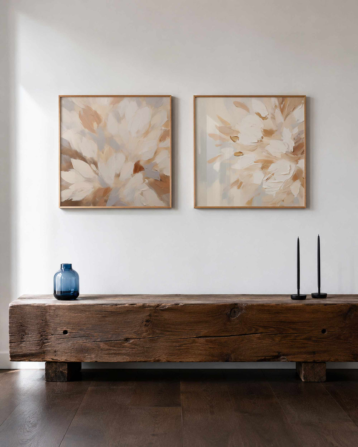 Interieurpresentatie van een tweedelige vierkante posterset met witte bloemen