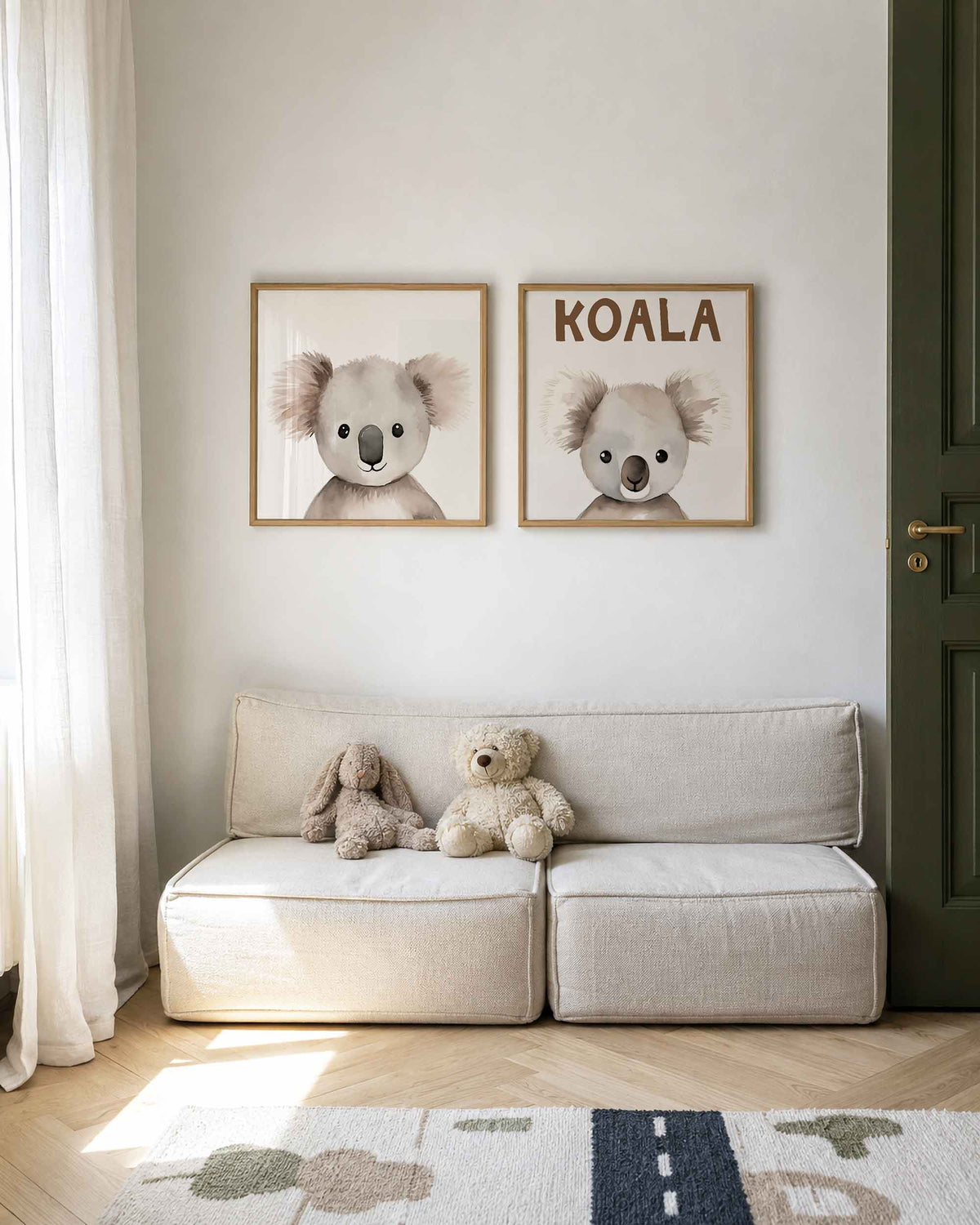 Interieurpresentatie van een tweedelige vierkante posterset met koala portretten