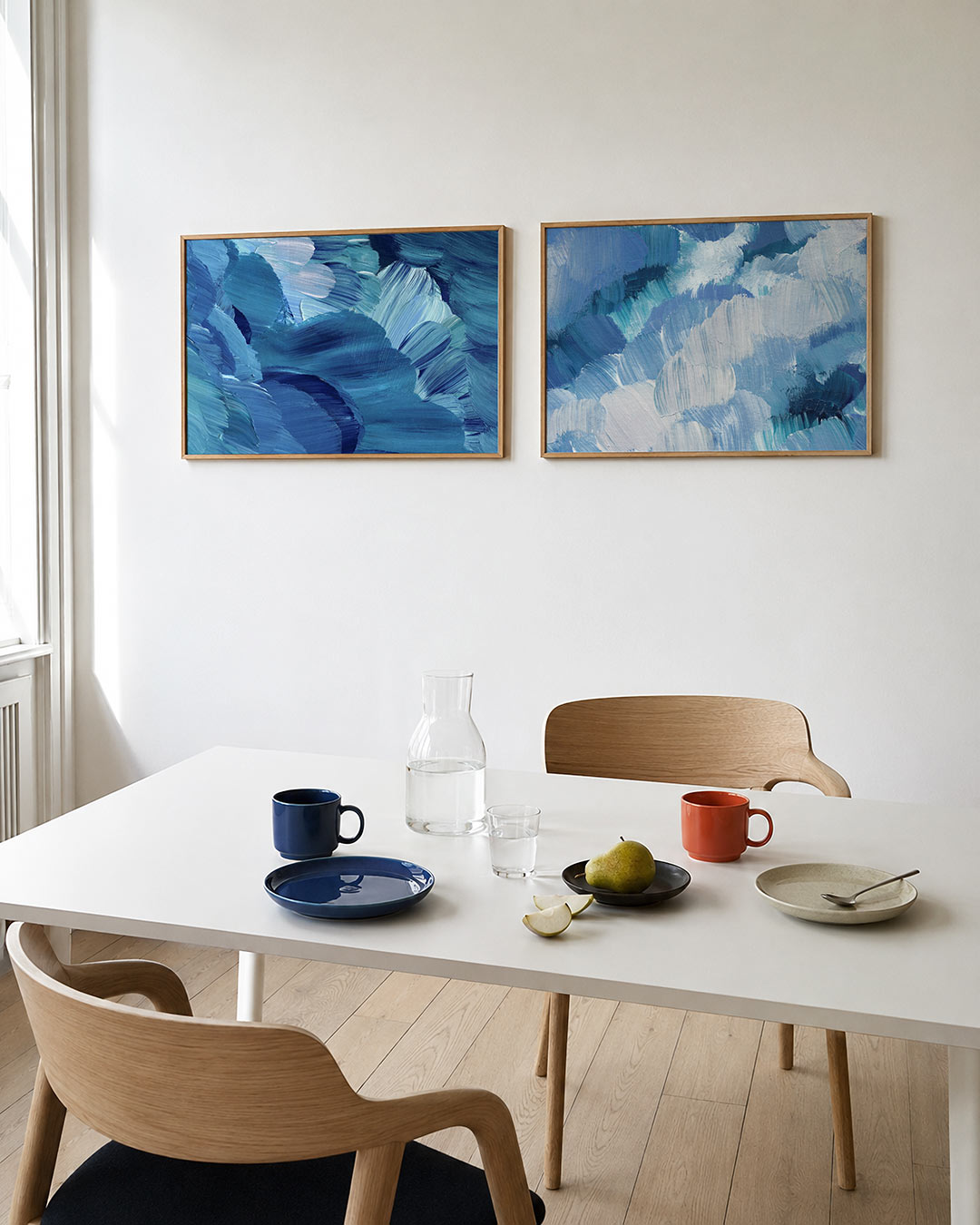 Twee liggende posters met deze tweedelige posterset heeft blauwe en witte borstelstreken, aan de muur in een interieur