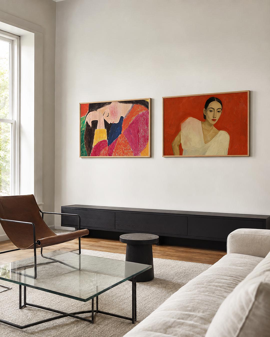 Tweedelige posterset met een vrouw met gebogen hoofd, omringd door levendige kleurvlakken, getoond in een interieur