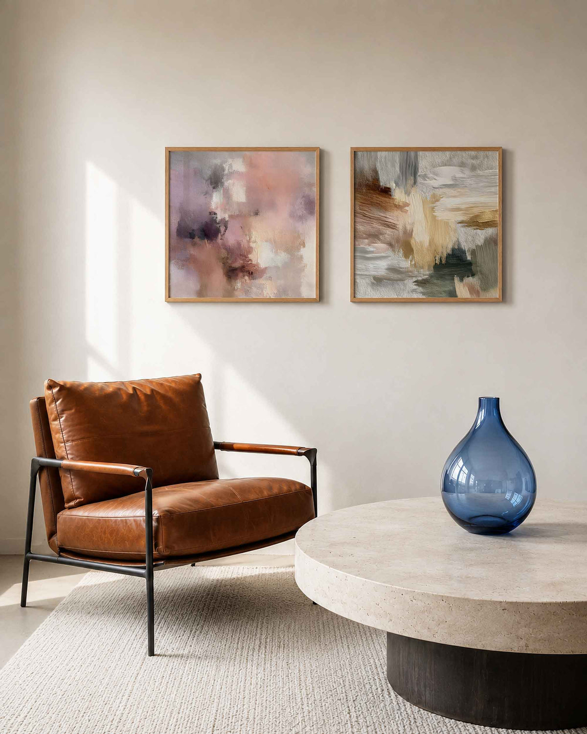 Interieurpresentatie van een tweedelige vierkante posterset met roze beige abstracte
