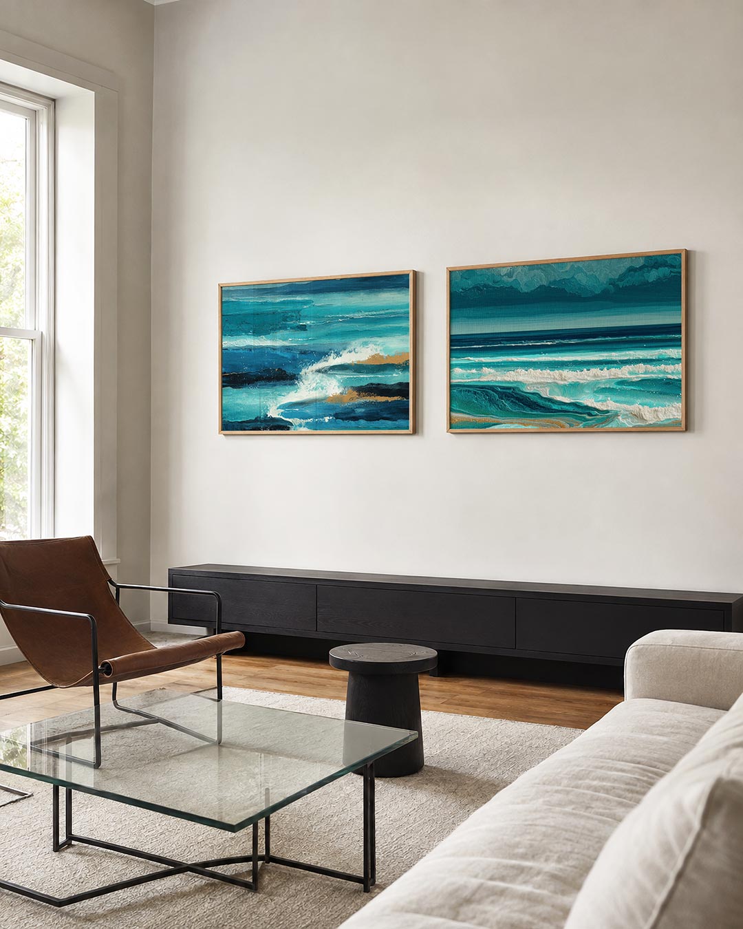 Tweedelige posterset met blauwe en turquoise golven met gouden accenten, getoond in een interieur