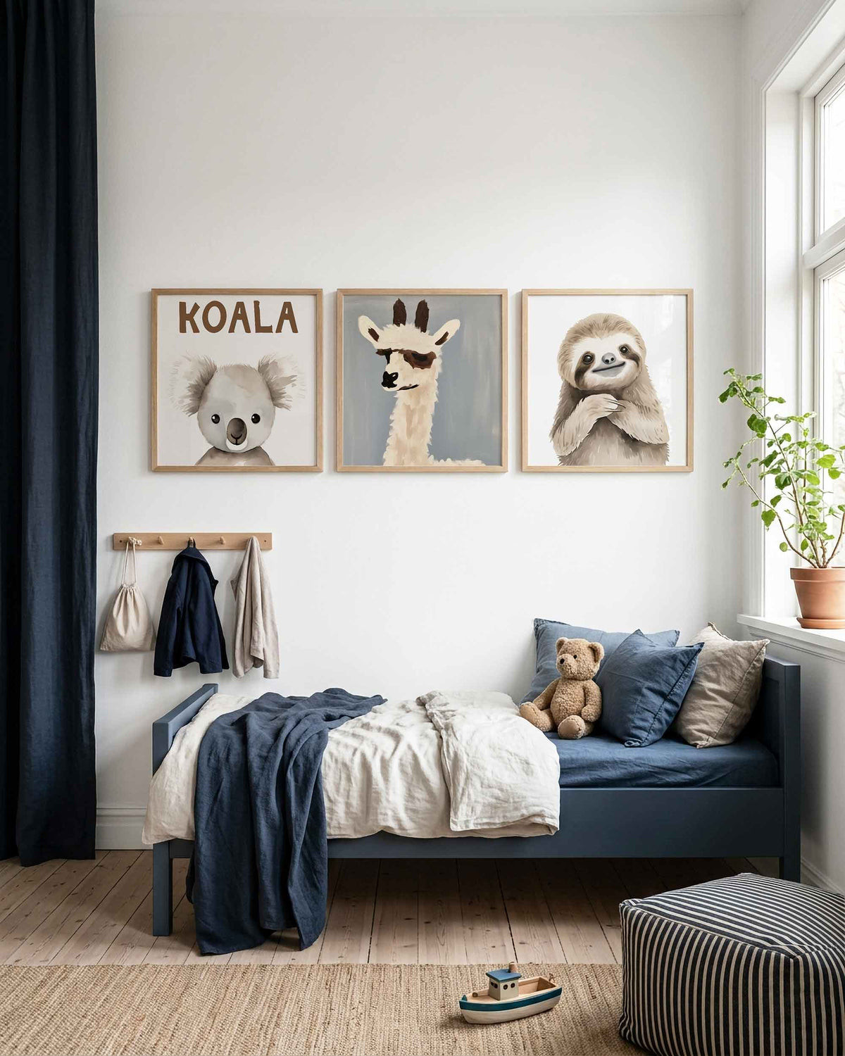 Interieurpresentatie van een driedelige vierkante posterset met dierenportretten