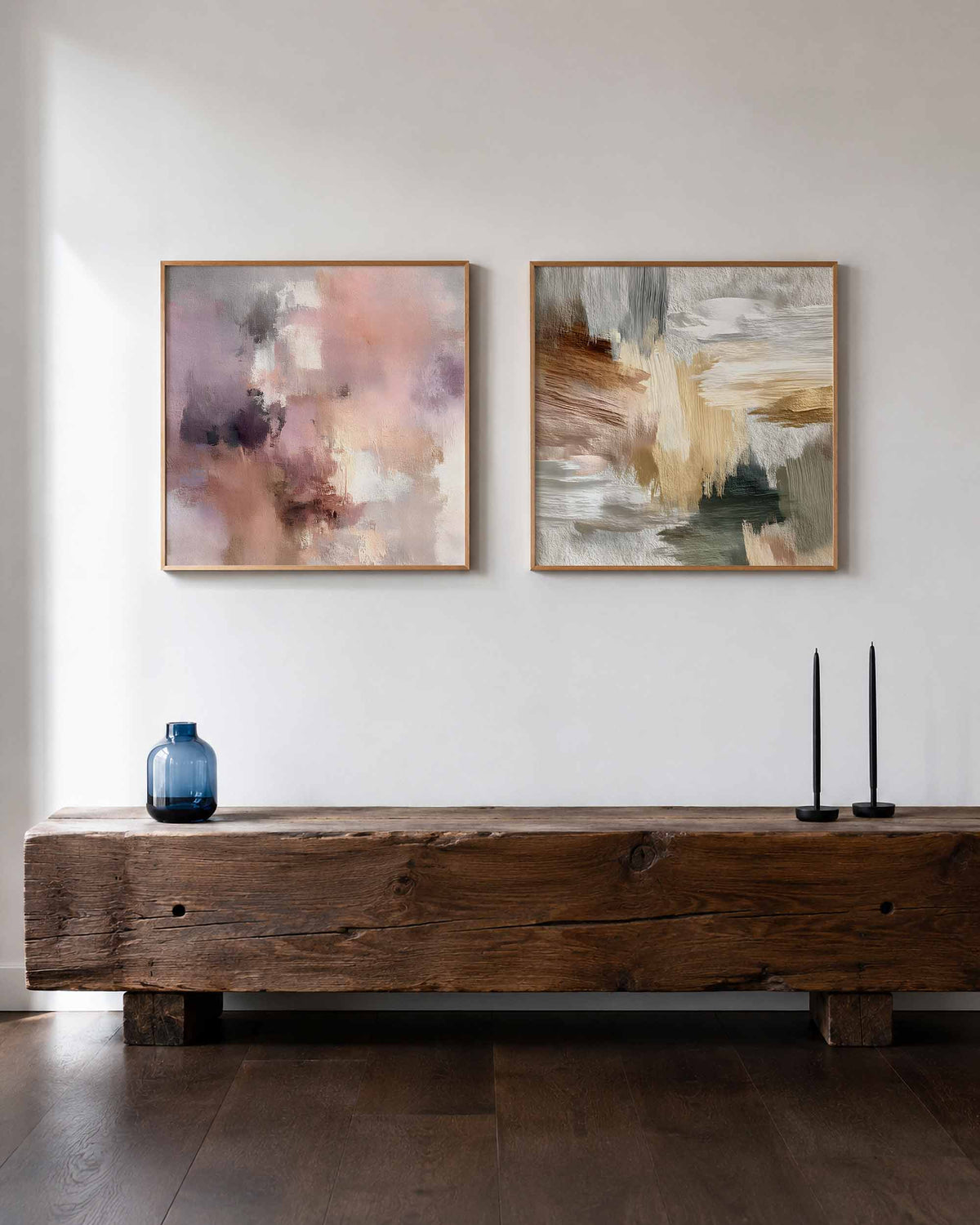Interieurpresentatie van een tweedelige vierkante posterset met roze beige abstracte
