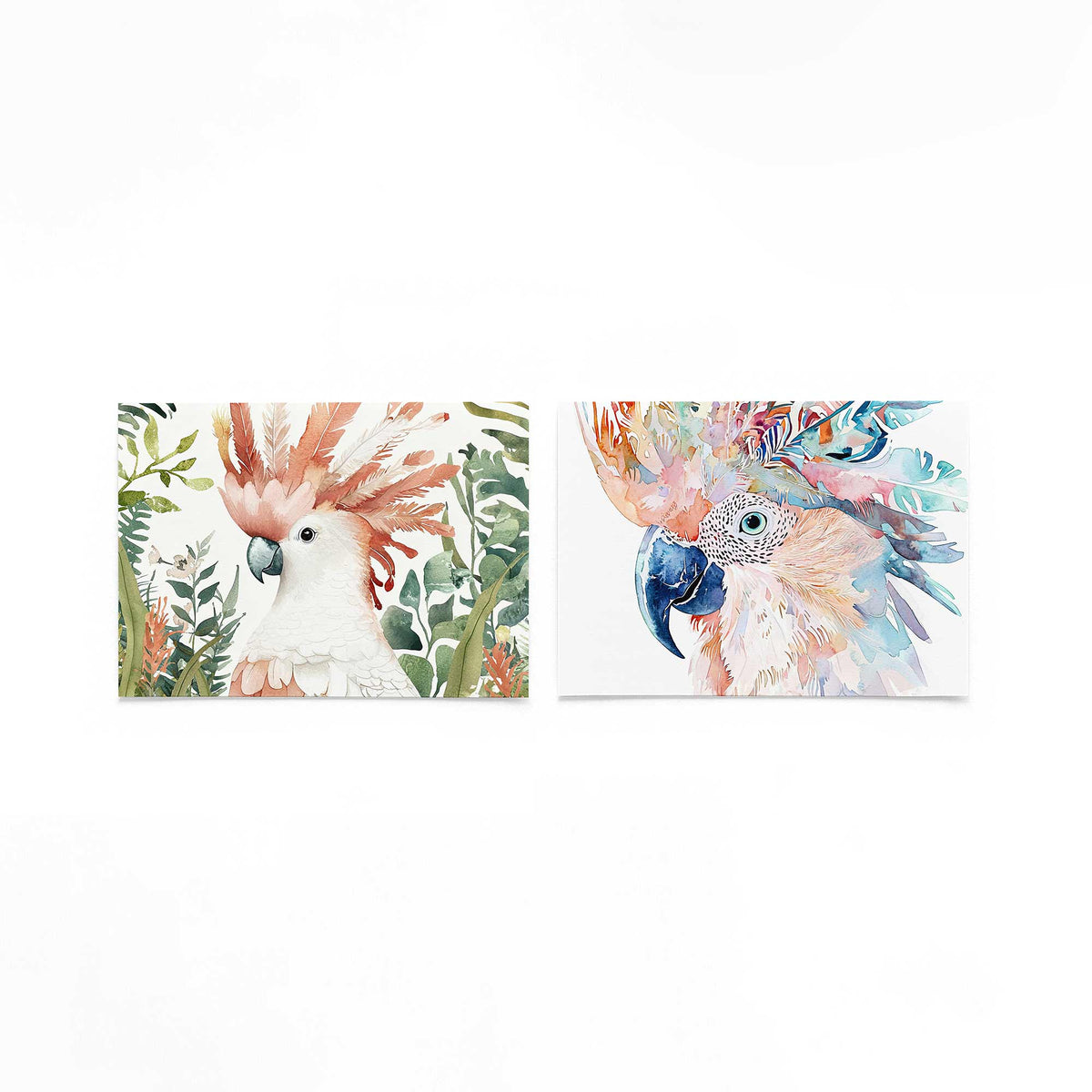 Twee liggende posters met een kleurrijke vogel met een opvallende kuif op een gebroken witte achtergrond