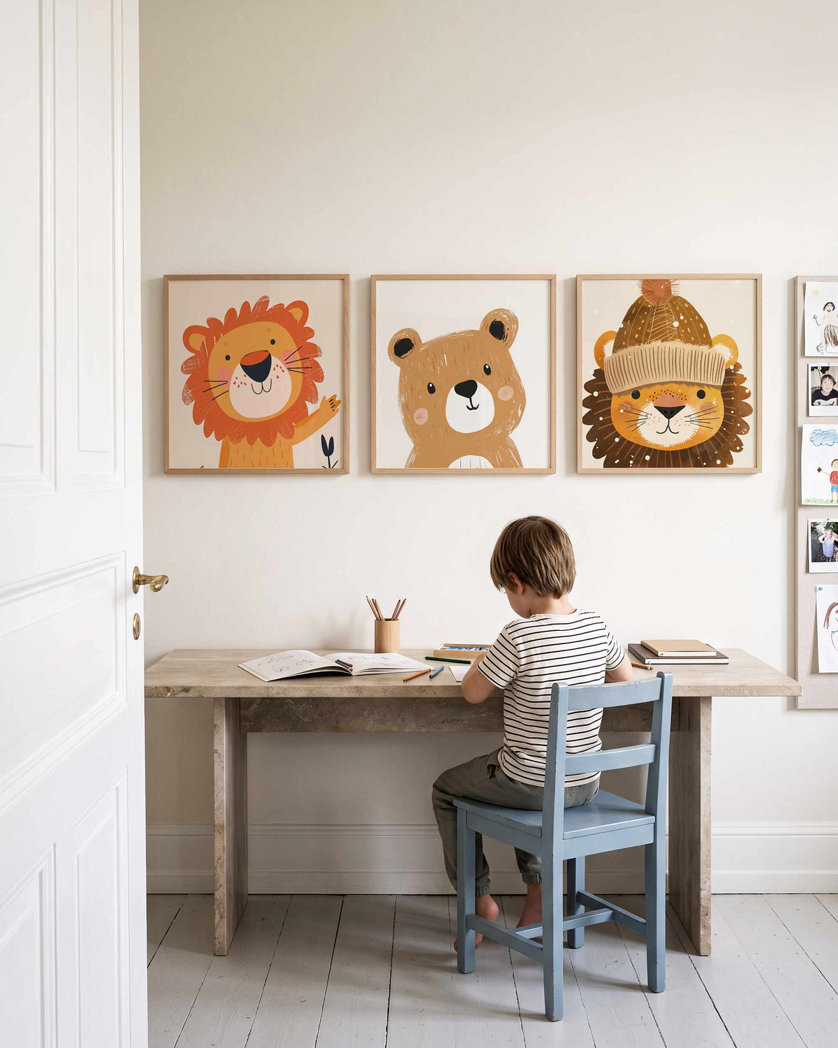 Interieurpresentatie van een driedelige vierkante posterset met leeuw beer leeuw