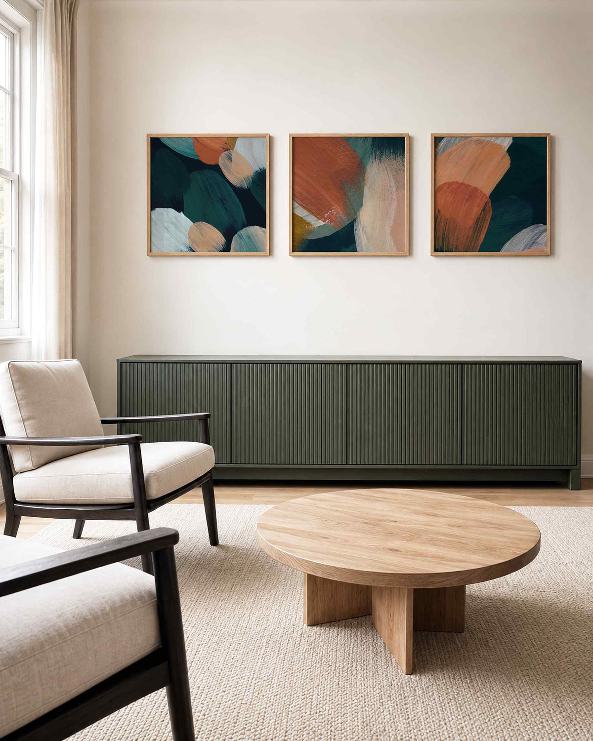 Interieurpresentatie van een driedelige vierkante posterset met abstracte penseelstreken