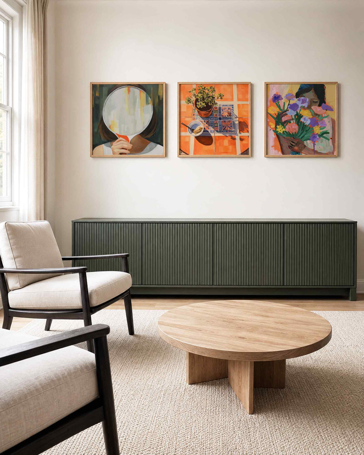 Interieurpresentatie van een driedelige vierkante posterset met vrouw spiegel plant bloemen