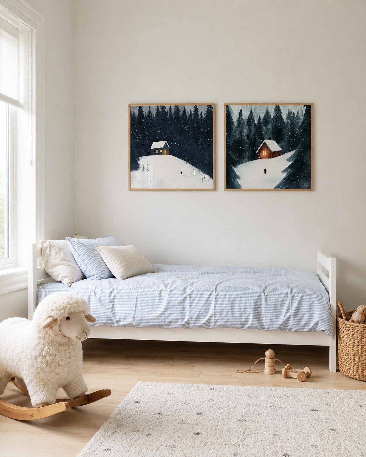 Interieurpresentatie van een tweedelige vierkante posterset met besneeuwde boshutten