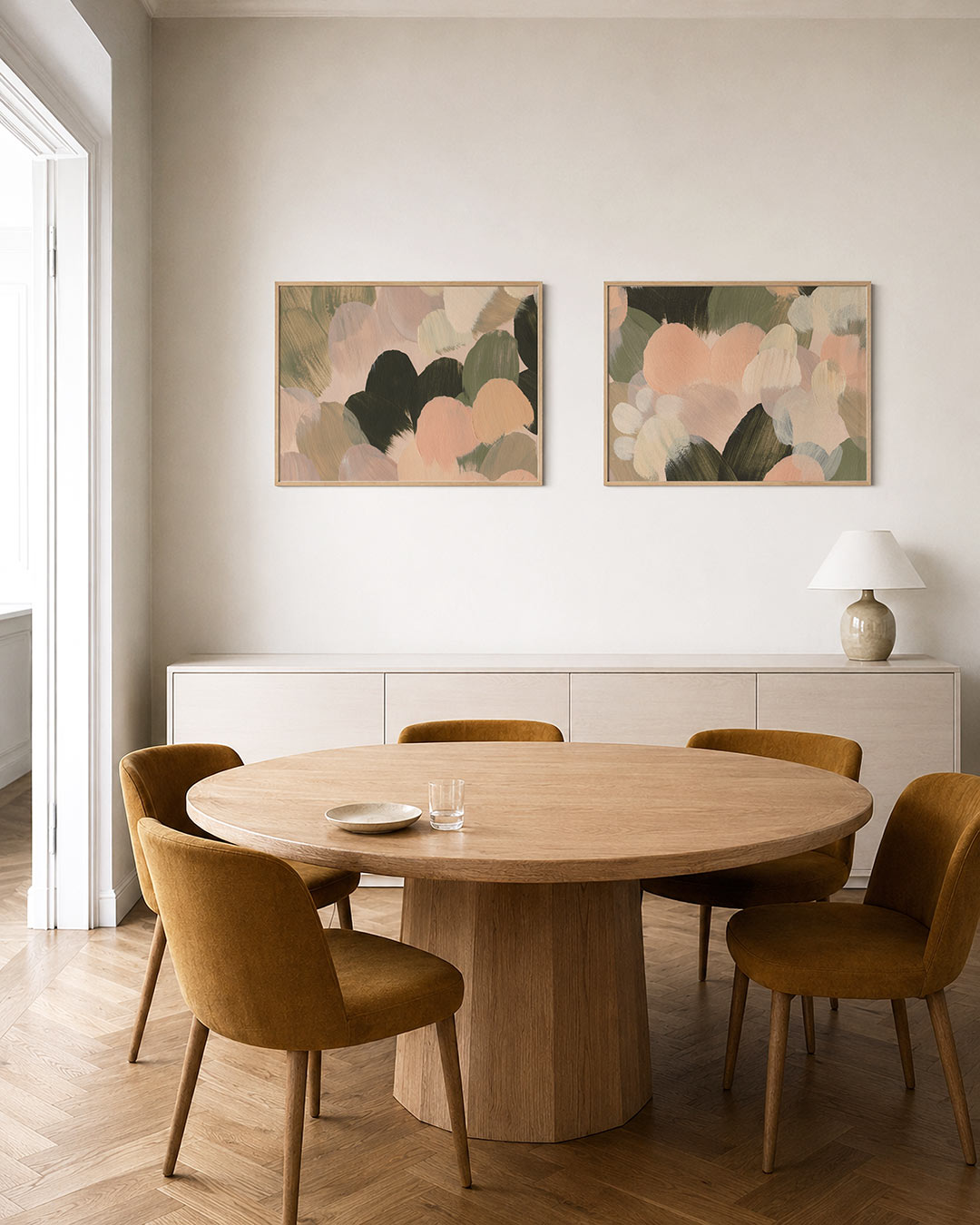 Interieurbeeld met twee liggende posters: ronde kleurvlakken in zachte tinten