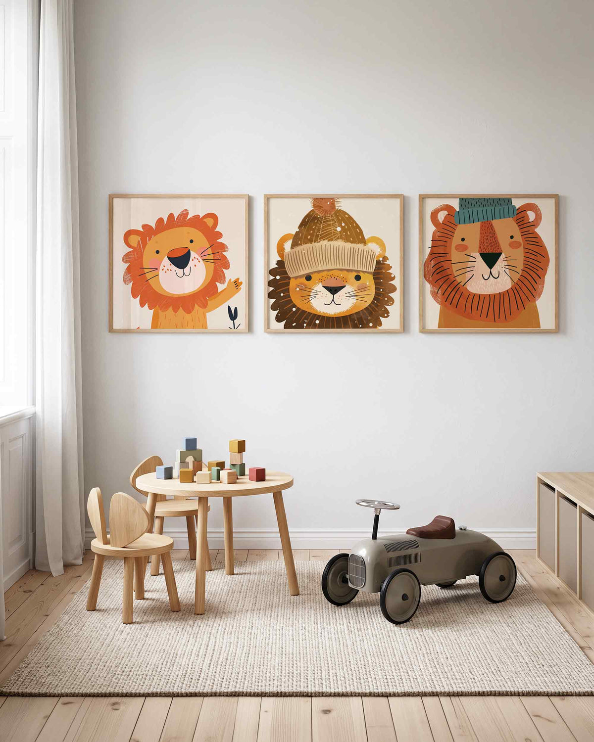 Interieurpresentatie van een driedelige vierkante posterset met leeuwenportretten