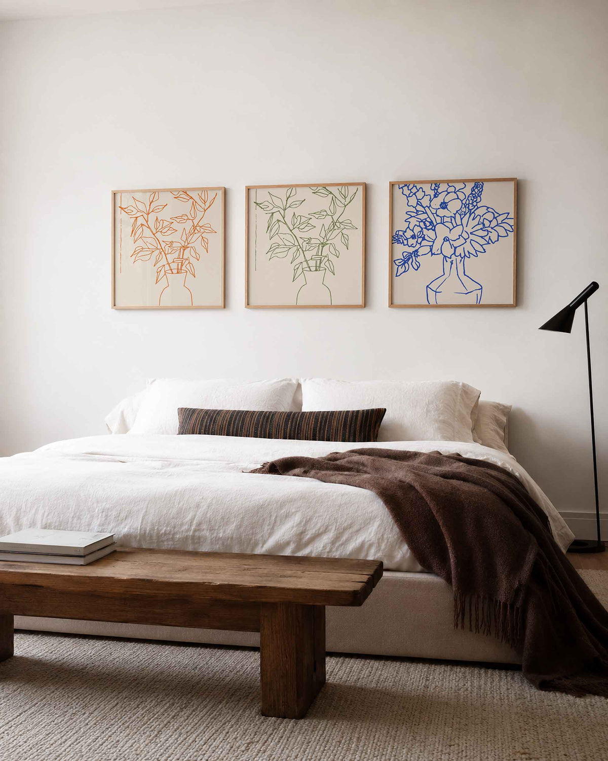 Interieurpresentatie van een driedelige vierkante posterset met vazen met bloemen