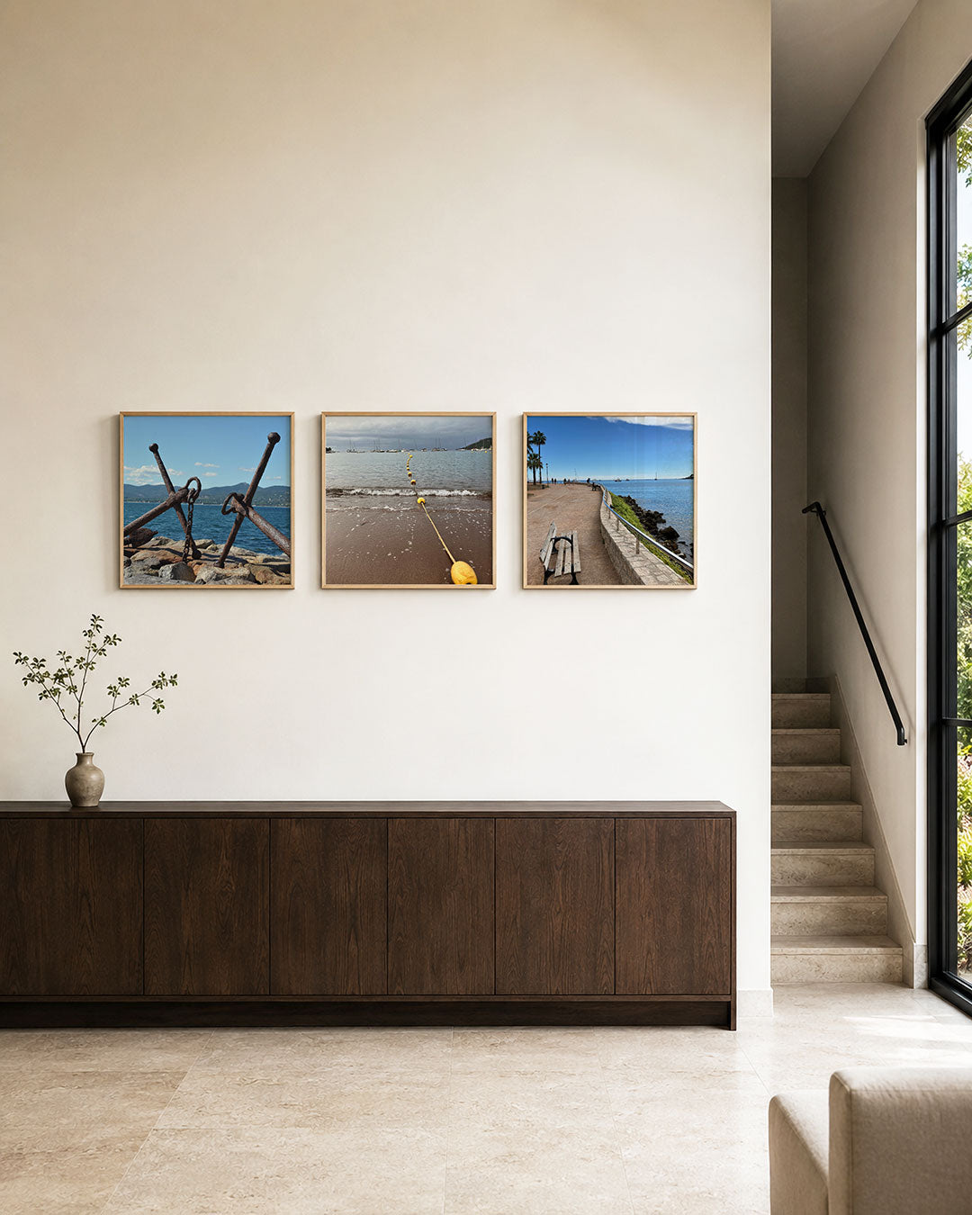 Interieur met vierkant fotografisch drieluik kustlijn in blauw – Gerald Emming